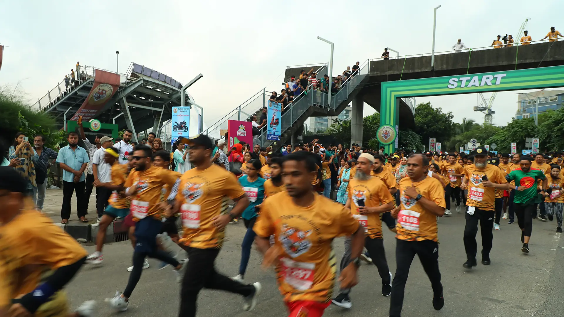 Marathon crowd running - Slide 4